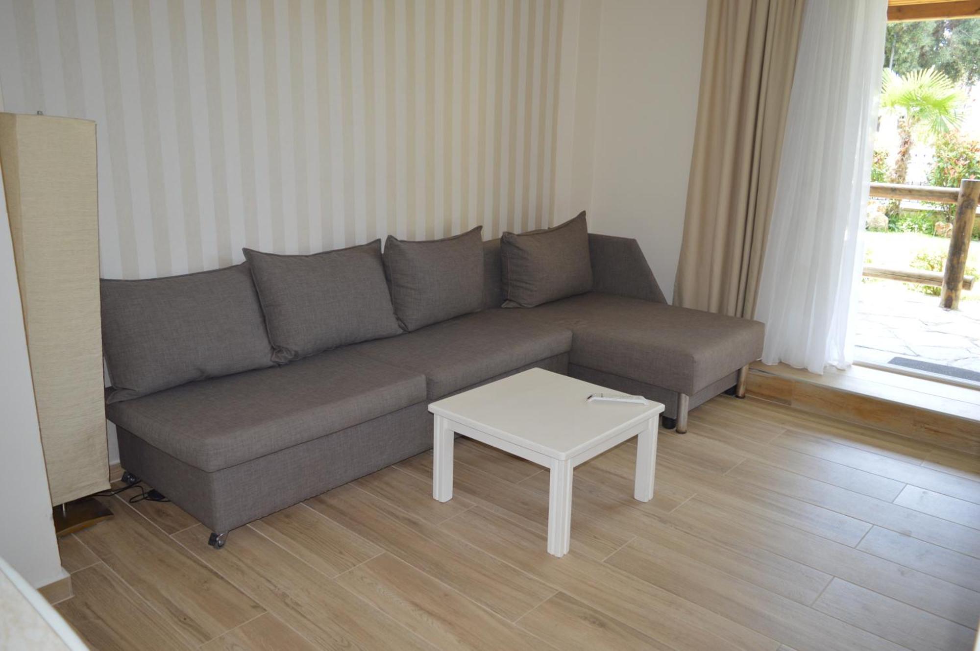 Leonidas Apartments And Suites 몰라 칼리바 외부 사진